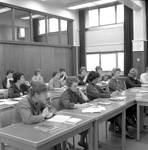 846735 Afbeelding van de opleidingscursus voor lokettistes van de N.S. te Rotterdam.